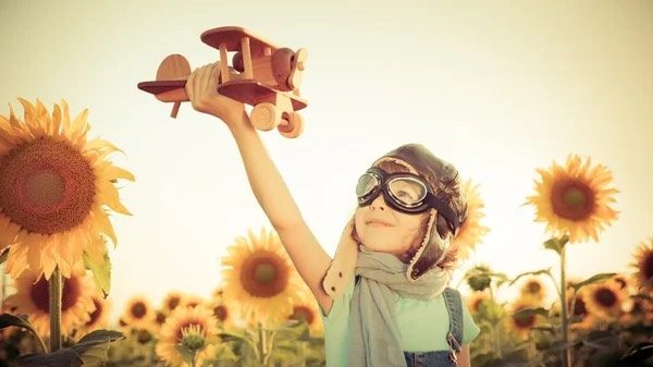 Enfant jouant dans un champ de tournesols
