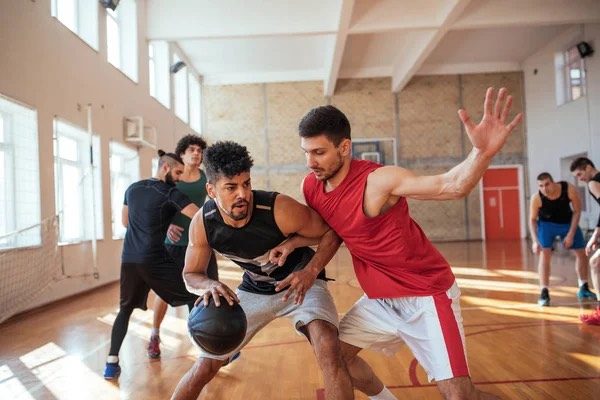 Joueurs de basket en action